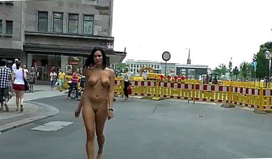 Порно Нарезка: Лысый мужик ебет в пизду светловолосую чику